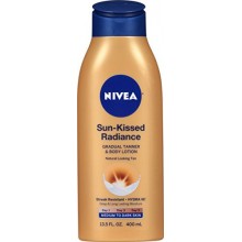 NIVEA Sun-Kissed Radiance moyenne à peau foncée Gradual Tanner &amp; Body Lotion 13.5 Fluid Ounce